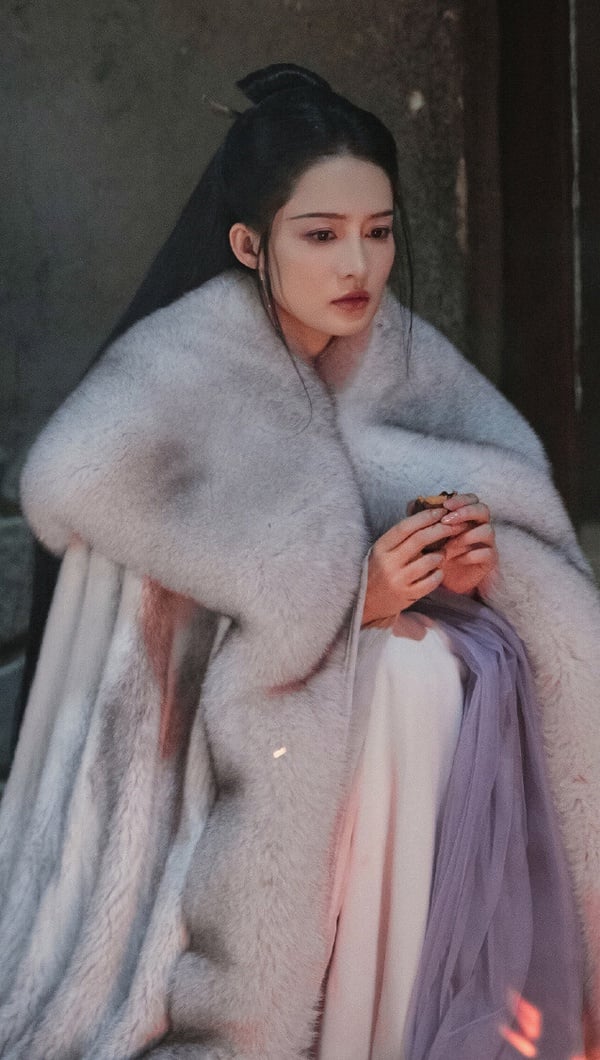 李沁在《七夜雪》好多毛領斗篷造型都超好看！《七夜雪》劇集本身評價一般，但李沁在這部的古裝很好看，造型有呈現李沁的清冷、柔美與英氣，再配合唯美的雪景，是讓人眼睛一亮的。
