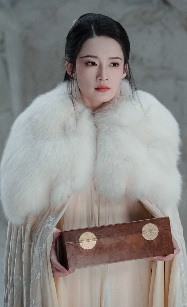 李沁在《七夜雪》好多毛領斗篷造型都超好看！《七夜雪》劇集本身評價一般，但李沁在這部的古裝很好看，造型有呈現李沁的清冷、柔美與英氣，再配合唯美的雪景，是讓人眼睛一亮的。