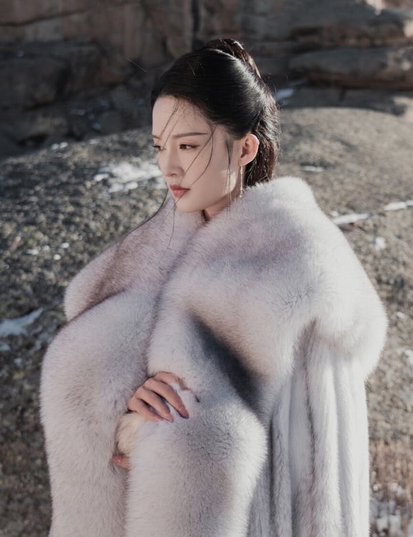 李沁在《七夜雪》好多毛領斗篷造型都超好看！《七夜雪》劇集本身評價一般，但李沁在這部的古裝很好看，造型有呈現李沁的清冷、柔美與英氣，再配合唯美的雪景，是讓人眼睛一亮的。