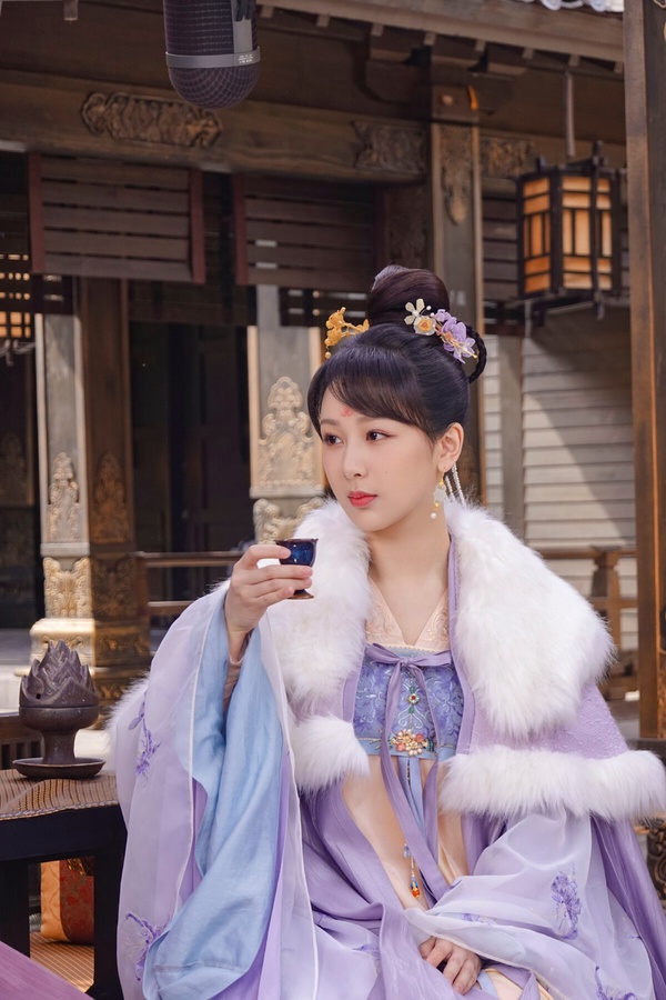 楊紫在《長相思》的斗篷造型很讓人印象深刻，劇中楊紫前期飾演的玟小六以男裝形象示人，後期變回王姬身分，造型更柔美也更華麗。