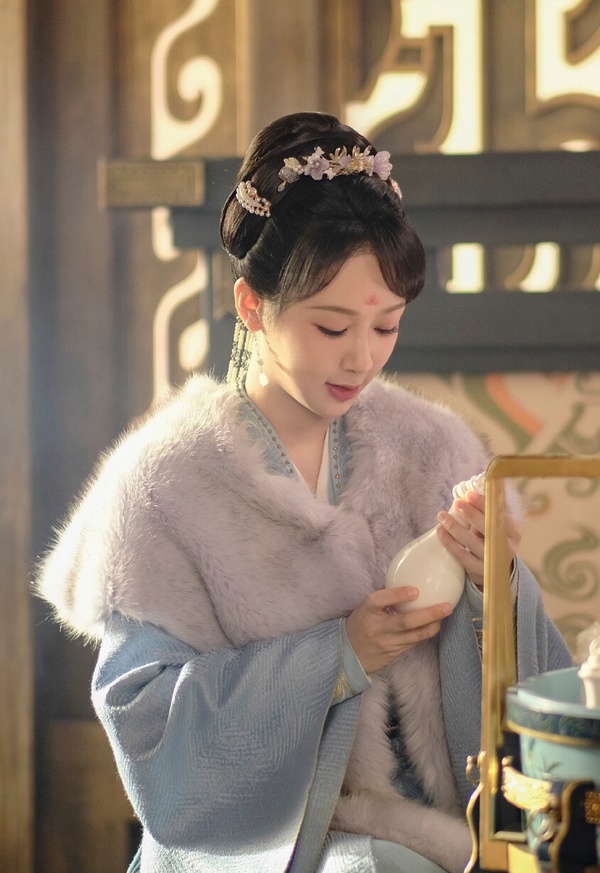 楊紫在《長相思》的斗篷造型很讓人印象深刻，劇中楊紫前期飾演的玟小六以男裝形象示人，後期變回王姬身分，造型更柔美也更華麗。