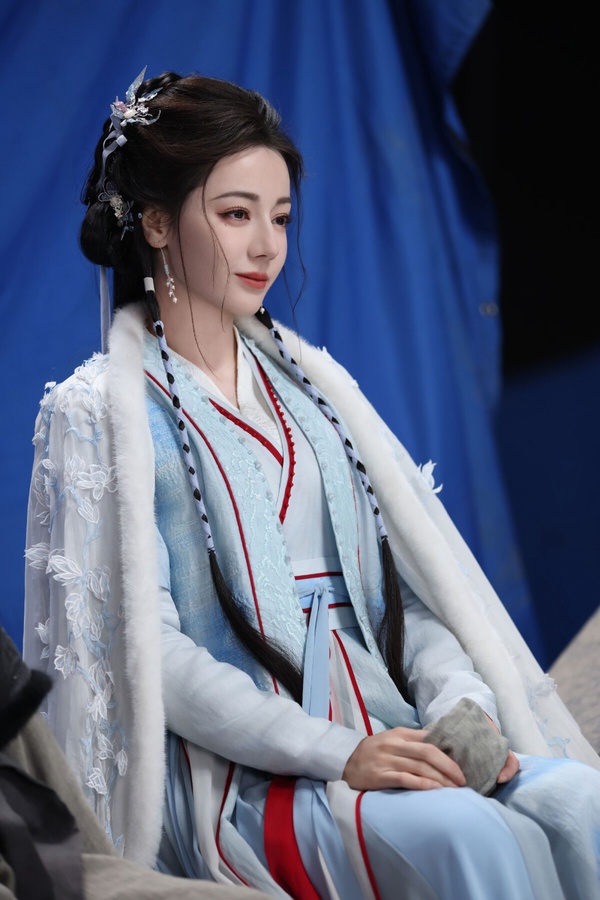 冠軍是《白日提燈》迪麗熱巴！《白日提燈》劇集本身熱度一般，但迪麗熱巴的造型是好看的。迪麗熱巴飾演活了400年的女鬼王「賀思慕」，她雖然法力高強，卻天生沒有「五感」。而為了凸顯賀思慕的非人感，《白日提燈》的造型都有東方奇幻風，華麗但帶有一點詭譎，很適合異域美人迪麗熱巴！