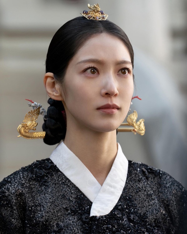《21世紀大君夫人》孔升妍8件事：從7年偶像練習生到橫掃電影新人獎，妹妹是TWICE定延