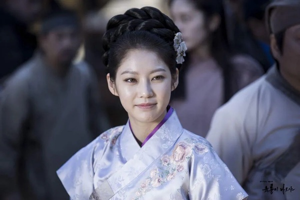 《21世紀大君夫人》孔升妍8件事：從7年偶像練習生到橫掃電影新人獎，妹妹是TWICE定延
