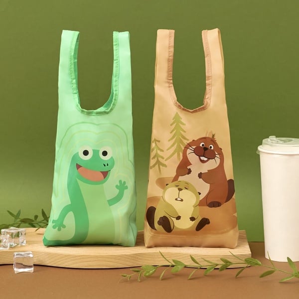 7-11「狸想世界」周邊登場！狸想世界小燈牌5款超逗趣，蜥蜴湯姆＆河狸收納飲料袋必收
