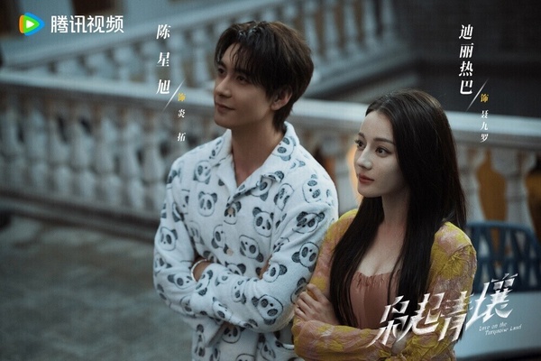 《梟起青壤》是迪麗熱巴難得嘗試的奇幻冒險劇，講述隱秘的民間異能組織「南山獵人」瘋刀聶九羅，與忍辱負重多年的炎拓不打不相識，共同對抗地梟的故事。《梟起青壤》本來被看好能夠成為2025又一部爆款陸劇，最終卻意外爆冷。