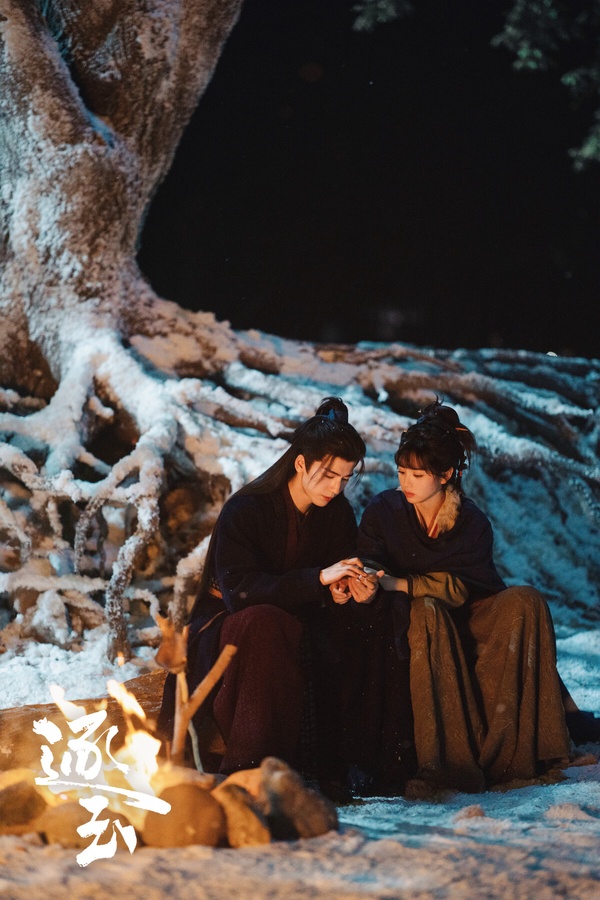 《逐玉》絕對是2026必追的Netflix陸劇！這是屠戶女撿回落難侯爺展開的愛情故事，男主隱瞞身分，兩人假婚變真愛，一集就讓人入坑！難得的是《逐玉》拍攝質感也很好，《逐玉》找來《九重紫》導演指導，鏡頭依然很有美感，再加上張凌赫、田曦薇的超強CP火花，讓很多人一追入迷。