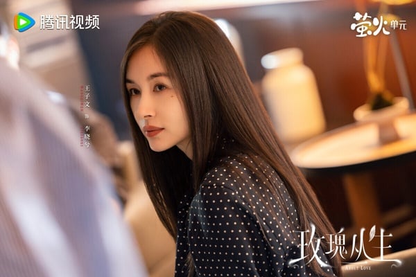 《玫瑰叢生》改編自人氣漫畫《蟬女》，故事很有意思，女主是一名「鑑情師」，以各種滿足男人幻想的身份出現在他們的身邊，幫助他們的妻子驗證自己老公的真心。《玫瑰叢生》角色設定很新鮮，王子文、劉宇寧有CP火花，蔣欣、高偉光等配角也讓人眼睛一亮。
