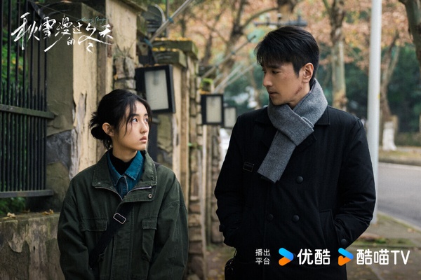 《秋雪漫過的冬天》改編自高分韓劇《我的大叔》，原版評分高達9.4，陸劇版僅6.9。原作是又喪又治癒的氛圍，兩個身處困境的人相互取暖的故事。這種喪喪的劇本來就不好拍，而《秋雪漫過的冬天》劇本也沒有做好本土化，中國觀眾也似乎比較不喜歡這種喪喪的劇，因此該劇熱度很低迷。