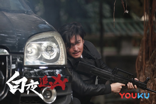 《白夜追凶》是懸疑神劇，這部劇被視為懸疑劇的引領者，在豆瓣開出8.9高分。懸疑劇一直都是受眾群比較小的類型，但《白夜追凶》播出時突破了限制，關注度勝過許多流量劇。