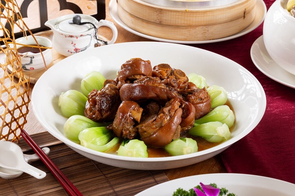 桃園高爾夫俱樂部．悅華大酒店「母親節優惠活動」：推母親節桌菜，再送蛋糕、康乃馨