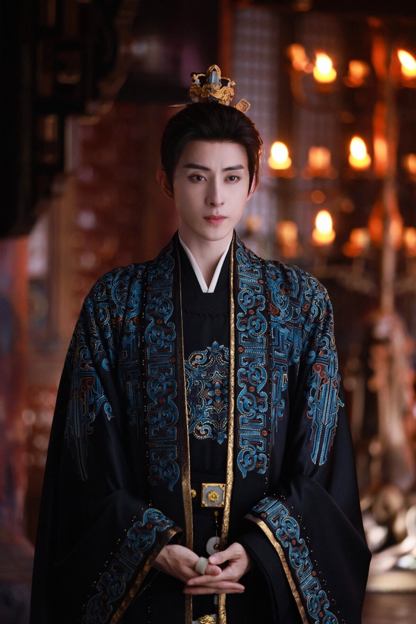 敖瑞鵬是近年竄火快速的古裝男神，去年主演仙俠劇《白月梵星》、探案劇《朝雪錄》人氣上漲。敖瑞鵬外型帥氣，他也是濃顏系帥哥，不少網友覺得他跟王鶴棣有點像，敖瑞鵬、王鶴棣、吳磊都被網友說是「猴系帥哥」，五官都很立體。