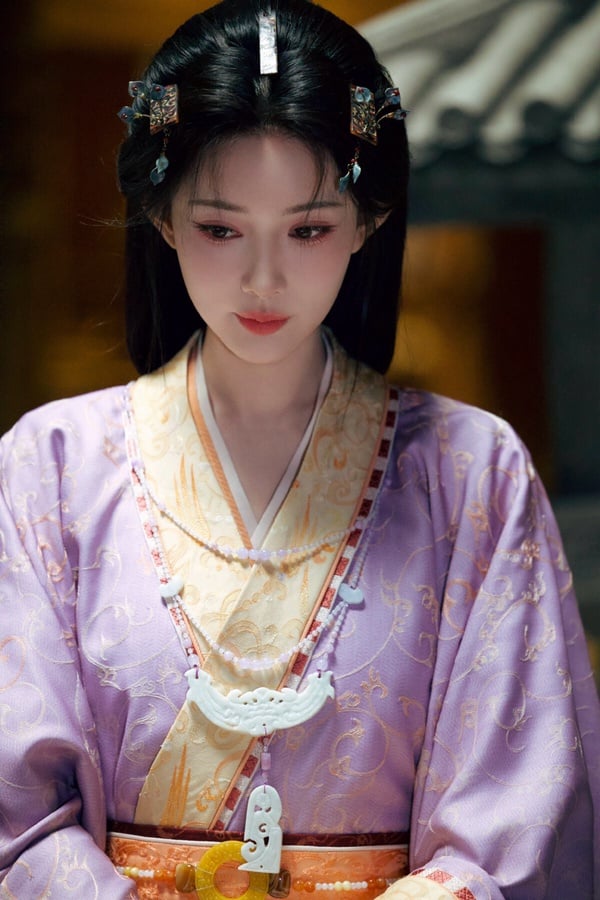孟子義是近年人氣高漲的古裝女神，接下來她有一部強檔古裝劇《將門獨后》待播，該劇的造型也引起熱議。《將門獨后》和《墨雨雲間》、《雁回時》一樣改編自千山茶客的重生小說，孟子義飾演的廢后沈妙在冷宮之中含冤而終，意外回到少女時期，認清身邊人虛偽面目，強勢復仇。