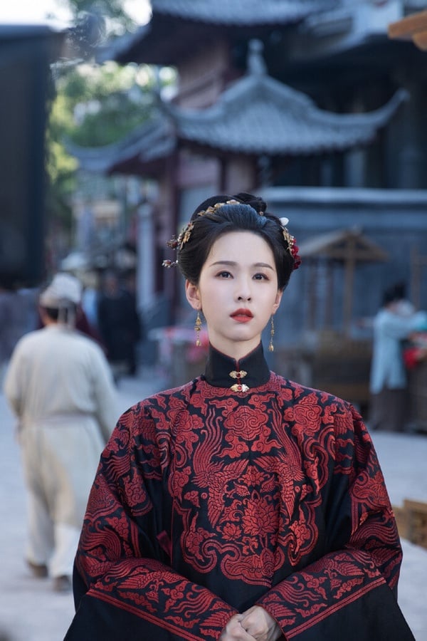 陳都靈是難得被讚很有古韻的古裝美人，她儀態非常好，真正是天選古人。陳都靈近年主演的《雁回時》廣受好評，劇中突破以往溫婉柔弱的形象，嘗試了「黑蓮花」角色，看似乖巧董事，但其實很有主見與城府，擅長暗中謀劃反擊，復仇起來也毫不手軟，並不是單純傻白甜。