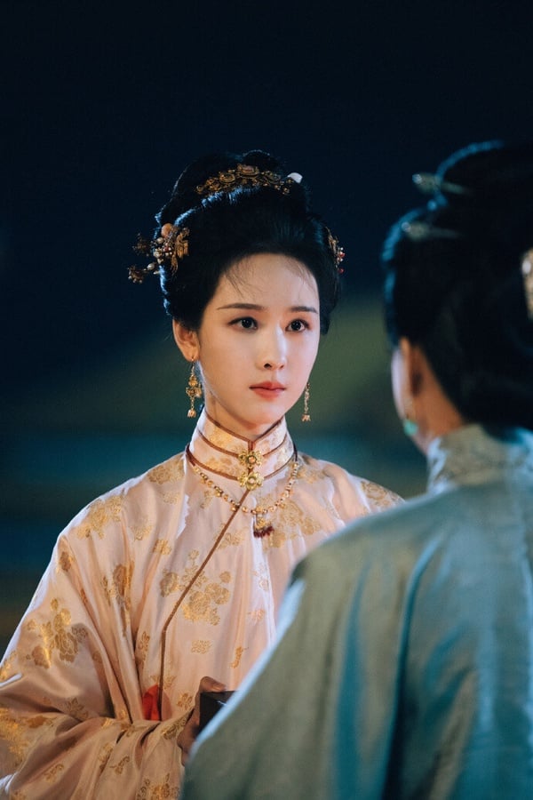 陳都靈是難得被讚很有古韻的古裝美人，她儀態非常好，真正是天選古人。陳都靈近年主演的《雁回時》廣受好評，劇中突破以往溫婉柔弱的形象，嘗試了「黑蓮花」角色，看似乖巧董事，但其實很有主見與城府，擅長暗中謀劃反擊，復仇起來也毫不手軟，並不是單純傻白甜。