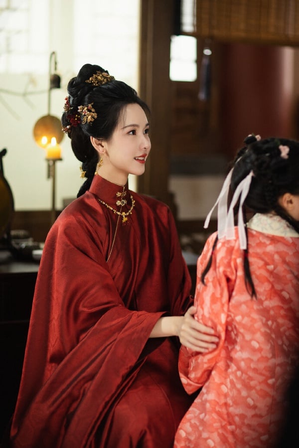 陳都靈是難得被讚很有古韻的古裝美人，她儀態非常好，真正是天選古人。陳都靈近年主演的《雁回時》廣受好評，劇中突破以往溫婉柔弱的形象，嘗試了「黑蓮花」角色，看似乖巧董事，但其實很有主見與城府，擅長暗中謀劃反擊，復仇起來也毫不手軟，並不是單純傻白甜。