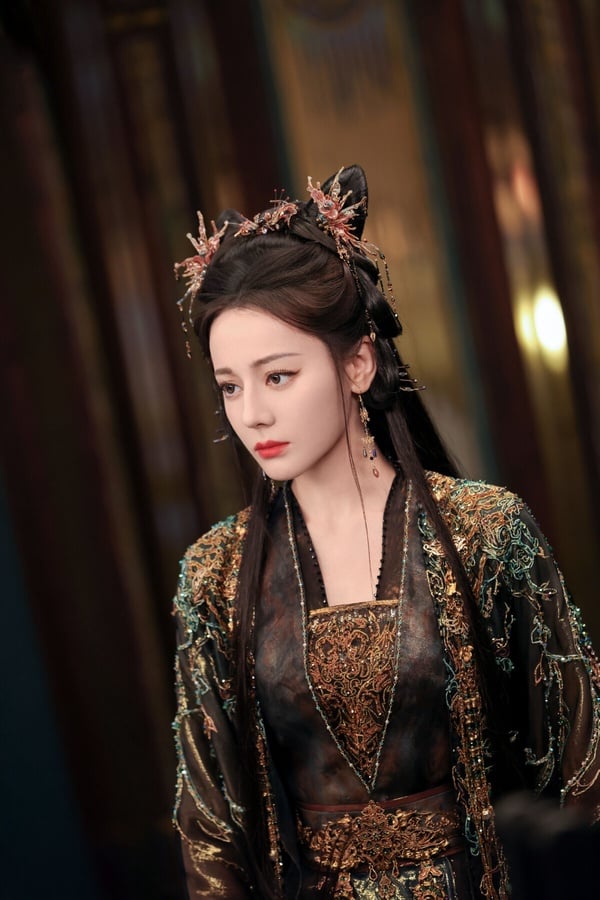 迪麗熱巴在《白日提燈》的造型很好看！劇中迪麗熱巴飾演活了400年的鬼王賀思慕，她雖然法力高強，卻天生沒有「五感」。而為了凸顯賀思慕的非人感，《白日提燈》的造型都有東方奇幻風，華麗但帶有一點詭譎，很適合異域美人迪麗熱巴！