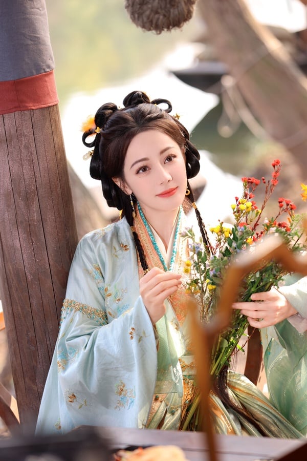 迪麗熱巴在《白日提燈》的造型很好看！劇中迪麗熱巴飾演活了400年的鬼王賀思慕，她雖然法力高強，卻天生沒有「五感」。而為了凸顯賀思慕的非人感，《白日提燈》的造型都有東方奇幻風，華麗但帶有一點詭譎，很適合異域美人迪麗熱巴！