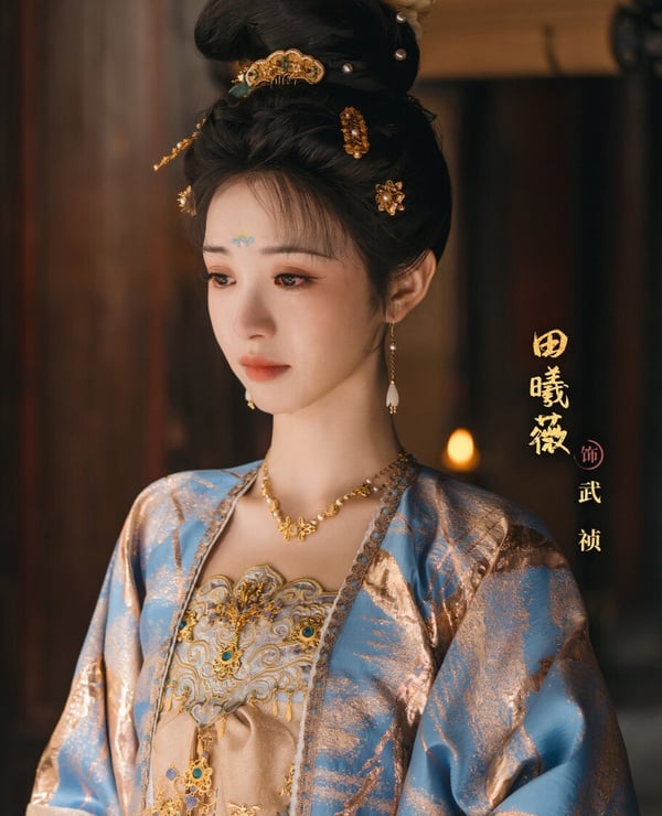 最近的《逐玉》讓田曦薇知名度大開，她在《逐玉》也超美，不過相較之下，《逐玉》因為人設的關係，樊長玉前期都穿著粗布衣，後期則以軍裝為主。相較之下，田曦薇在《子夜歸》的造型更華麗、更讓人一眼心動啊！