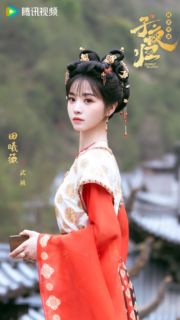 最近的《逐玉》讓田曦薇知名度大開，她在《逐玉》也超美，不過相較之下，《逐玉》因為人設的關係，樊長玉前期都穿著粗布衣，後期則以軍裝為主。相較之下，田曦薇在《子夜歸》的造型更華麗、更讓人一眼心動啊！