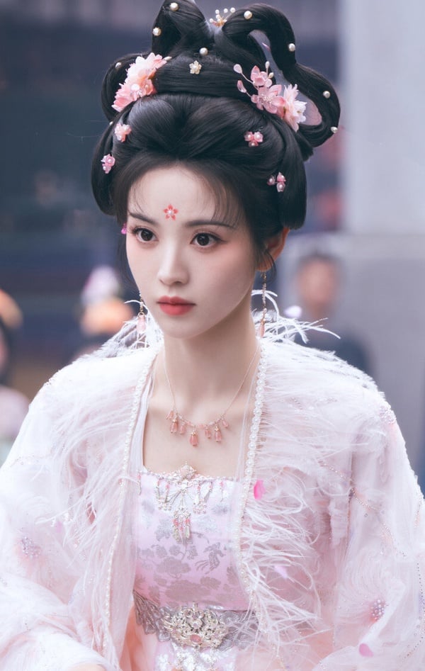 最近的《逐玉》讓田曦薇知名度大開，她在《逐玉》也超美，不過相較之下，《逐玉》因為人設的關係，樊長玉前期都穿著粗布衣，後期則以軍裝為主。相較之下，田曦薇在《子夜歸》的造型更華麗、更讓人一眼心動啊！