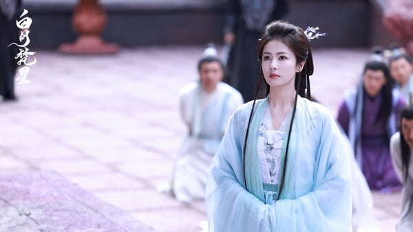 白鹿是近年深受喜愛的古裝女神，她的古裝造型幾乎從未崩過。近年比較讓人印象深刻的是在《白月梵星》的仙俠古裝，劇中白鹿飾演將軍府嫡女白爍，她為了報恩而立志修仙，途中意外搭救妖族大神梵樾，二人不打不相識。 ​​​