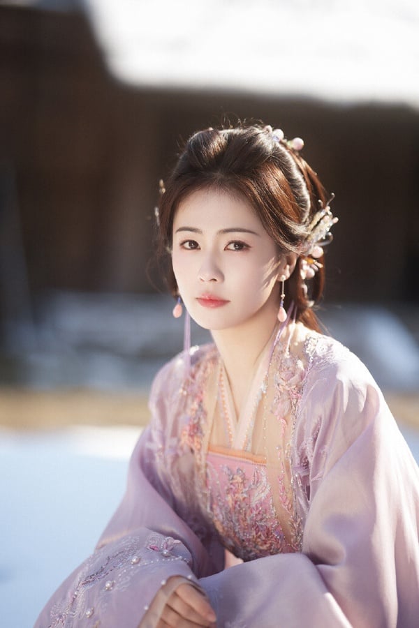 白鹿是近年深受喜愛的古裝女神，她的古裝造型幾乎從未崩過。近年比較讓人印象深刻的是在《白月梵星》的仙俠古裝，劇中白鹿飾演將軍府嫡女白爍，她為了報恩而立志修仙，途中意外搭救妖族大神梵樾，二人不打不相識。 ​​​