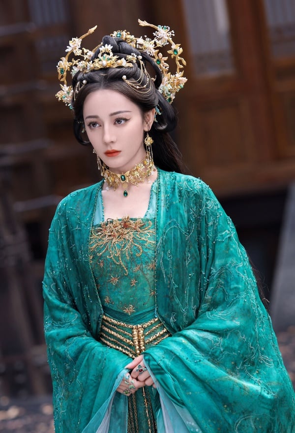迪麗熱巴在《白日提燈》的造型很好看！劇中迪麗熱巴飾演活了400年的鬼王賀思慕，她雖然法力高強，卻天生沒有「五感」。而為了凸顯賀思慕的非人感，《白日提燈》的造型都有東方奇幻風，華麗但帶有一點詭譎，很適合異域美人迪麗熱巴！