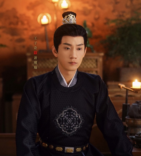 《御賜小仵作》是2021年的黑馬探案劇，最初無人在意，但卻憑藉過硬的劇本小有熱度。也因為第一季廣受好評，原班演員回歸又拍了第二季，但第二季就沒有那麼受好評。《御賜小仵作1》豆瓣評分高達7.9，第二季僅5.5，劇情和演員狀態都被網友吐槽。