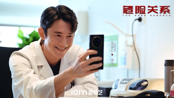 《危險關係》是四月的高評價陸劇，豆瓣評分如今已經漲到了7.9。該劇以PUA（情感操控）為主題，講述單親媽媽顏聆為了找出閨蜜自殺的真相，她偽裝身份，潛入充滿謊言的高端社交圈，並邂逅了精神科醫生羅梁。看似溫柔體貼的羅梁，實際上卻擅長情感虐待與操控，在無聲中切斷顏聆和外界的所有聯繫......