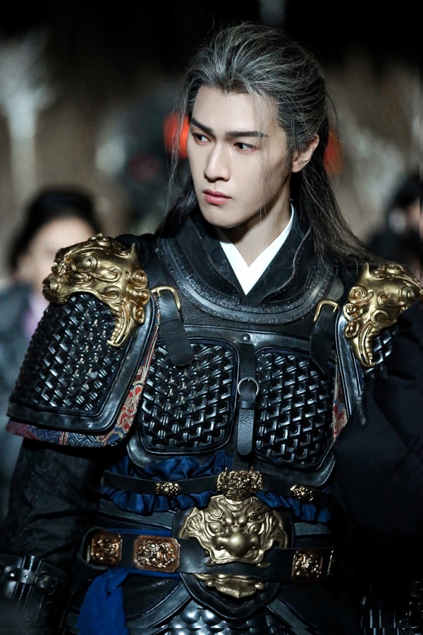 《九重紫》讓李昀銳人氣高漲！李昀銳在《九重紫》飾演的宋墨是個英氣勃勃的少年將軍，忠心為國，膽識無雙，本該一生順遂，卻家破人亡。《九重紫》宋墨前世一生都忙著為定國公報仇，年紀輕輕就白了頭髮，但大仇未報就含冤離世。第二世，宋墨再度經歷家變，這一次他身邊有了竇昭，不再像前世那麼悽慘。