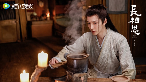 《長相思》讓鄧為成為近年炙手可熱的古裝男神，原著小說中，他飾演的塗山璟是女主的官配。他本是世家公子，遇到小夭時被剝去了身分、慘遭凌虐，狀似乞丐。這段時間他看透了所有人情冷暖，唯有善良的小夭對他伸出援手，還給他取名葉十七。這之後塗山璟就開啟了一心一意只愛小夭的追妻之路啦！