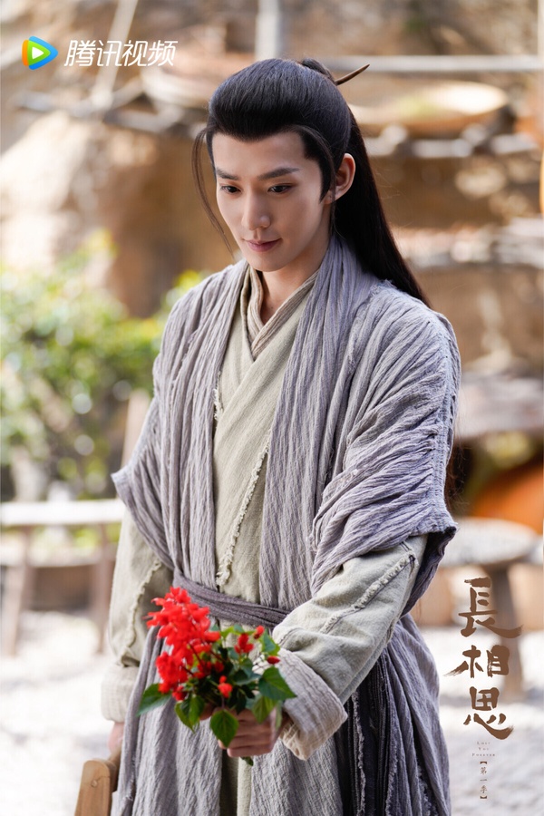 《長相思》讓鄧為成為近年炙手可熱的古裝男神，原著小說中，他飾演的塗山璟是女主的官配。他本是世家公子，遇到小夭時被剝去了身分、慘遭凌虐，狀似乞丐。這段時間他看透了所有人情冷暖，唯有善良的小夭對他伸出援手，還給他取名葉十七。這之後塗山璟就開啟了一心一意只愛小夭的追妻之路啦！