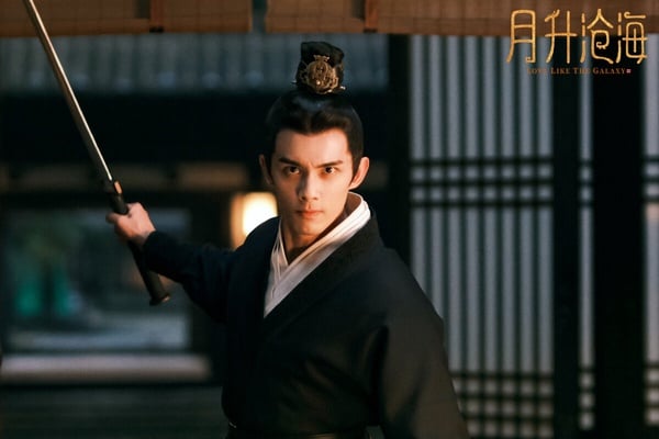 吳磊雖然演了滿多古裝劇，但古偶劇比例不高呢！近年只有《上古密約》、《長歌行》、《星漢燦爛》三部古偶，不過播得都還不錯。尤其是《星漢燦爛》，達到了口碑收視雙豐收，也讓吳磊衝上95頂流生的位置。
