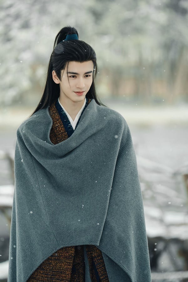張凌赫憑藉古裝甜寵劇《少女大人》正式進入演藝圈，資源出奇的好。張凌赫第一部劇就是小成本網劇的男主角，搭檔的還是當時已有名氣的陳瑤。張凌赫出道短短6年，已經播了7部古偶劇，而且搭檔的都是有名氣的女星，不過張凌赫古裝扮相帥氣，確實是值得被捧的潛力股。