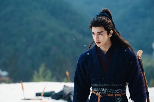 張凌赫憑藉古裝甜寵劇《少女大人》正式進入演藝圈，資源出奇的好。張凌赫第一部劇就是小成本網劇的男主角，搭檔的還是當時已有名氣的陳瑤。張凌赫出道短短6年，已經播了7部古偶劇，而且搭檔的都是有名氣的女星，不過張凌赫古裝扮相帥氣，確實是值得被捧的潛力股。