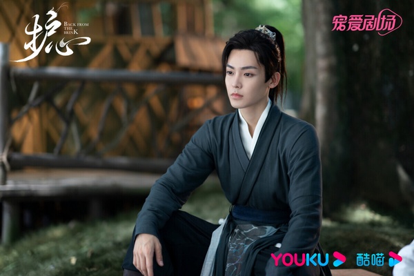 侯明昊曾是偶像男團出身，出道前期大多演現代劇，以《寒武紀》、《人不彪悍枉少年》被大家認識，而近年侯明昊的古裝劇真的一部接一部，光是去年到現在就播了《入青雲》、《逍遙》和《玉茗茶骨》，口碑普遍不錯呢！