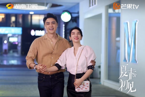 《夏末初見》找來黃奕、明道主演，講述單親媽媽沈蕾是一個情感插畫師，獨自撫養了兩個孩子沈斯航、沈朵朵，生活平淡而溫馨。直到有一天隔壁搬來一對莽撞的父女，原來氣象預報員林森及他的女兒林娜，由此打破了原本平靜的生活。