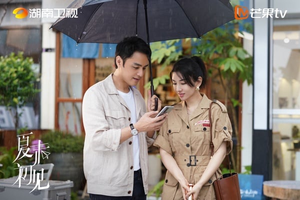 《夏末初見》找來黃奕、明道主演，講述單親媽媽沈蕾是一個情感插畫師，獨自撫養了兩個孩子沈斯航、沈朵朵，生活平淡而溫馨。直到有一天隔壁搬來一對莽撞的父女，原來氣象預報員林森及他的女兒林娜，由此打破了原本平靜的生活。
