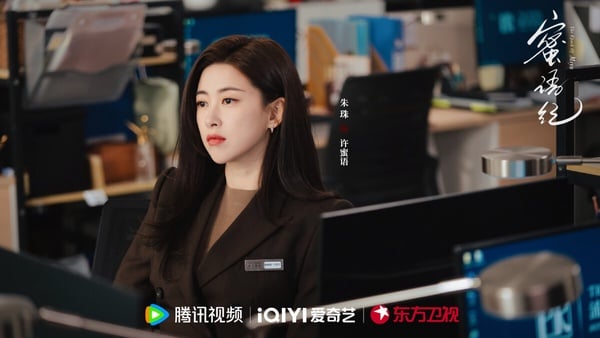 冠軍是《蜜語紀》！這部劇最初不太被期待呢！酸民都吐槽鍾漢良、朱珠年紀大了還演偶像劇，還以為又是一部懸浮的霸總劇，沒想到追過之後讓人驚喜！《蜜語紀》用一句話總結就是「霸道總裁愛上當保潔的我」，劇情很狗血抓馬，但其實沒有那麼無腦。