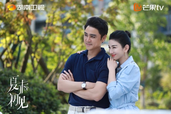 《夏末初見》找來黃奕、明道主演，講述單親媽媽沈蕾是一個情感插畫師，獨自撫養了兩個孩子沈斯航、沈朵朵，生活平淡而溫馨。直到有一天隔壁搬來一對莽撞的父女，原來氣象預報員林森及他的女兒林娜，由此打破了原本平靜的生活。