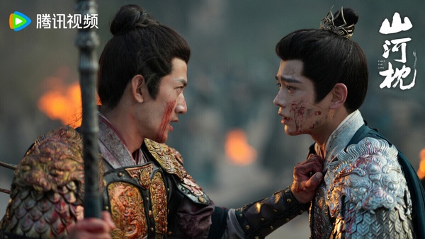 《山河枕》丁禹兮的少年將軍扮相超帥！劇中丁禹兮飾演的衛韞本來是個意氣風發、無憂無慮的少年，天塌下來有哥哥頂著，然而一場戰役，衛家七子去，一子歸，只有衛韞活了下來。衛韞不得不一夜長大，撐起衛家。
