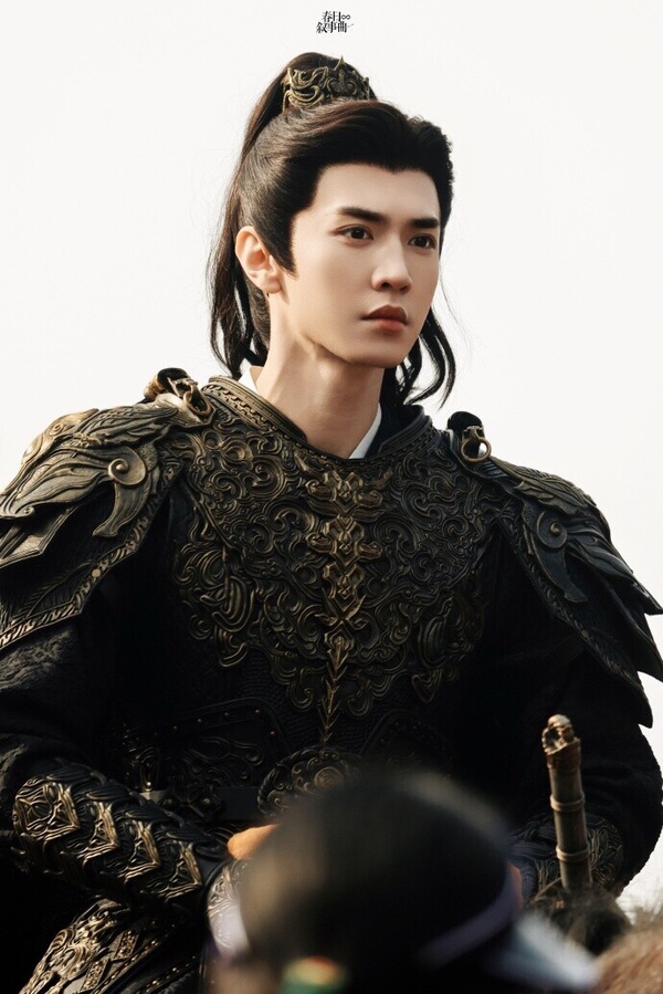 陳哲遠近年在《一笑隨歌》和待播劇《夢花廷》都飾演少年將軍，扮相都很帥呢！陳哲遠在新劇《夢花廷》要與《藏海傳》女主張婧儀合作，劇中陳哲遠飾演的湯乾自是一位少年將軍，他作為大徵國四皇子季昶的護衛，踏上象南國的土地，卻陰差陽錯地與緹蘭締結了婚約。