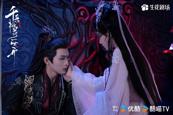 張彬彬《千朵桃花一世開》是2025評價不錯的仙俠劇，開分6.7，如今已經默默漲到7.0，真的是好劇。這部劇的劇情、特效都很不錯，本來大家都以為又是俗套的N生N世仙俠虐戀，沒想到劇情挺新鮮。號稱仙俠版《想見你》，男主為了拯救女主，一次次回到過去，宿命感滿滿。製作質感也能看出是花了錢的，很多戰鬥畫面看起來特別磅礡，不是粗製濫造的雷劇，真的可以追！