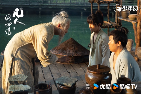 楊洋《凡人修仙傳》是一部修仙劇，原著很熱門，劇版改編口碑不錯，實景拍攝的畫面非常美，每個場景都能看出經費在燃燒！楊洋在劇裡的古裝扮相帥出新高度，這部劇在豆瓣衝出7.5高分呢！