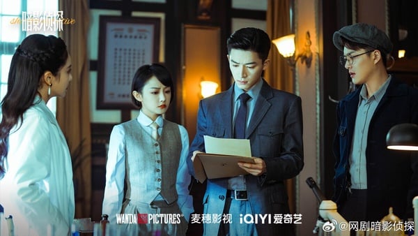 《暗影偵探》是王星越以《墨雨雲間》爆火之前接演的劇，民國懸疑探案題材。講述1930年，因為一起女大學生宿舍離奇死亡案，中央巡捕房探長關岑因此結識熱愛偵探小說的女大生陸以真，並由此牽扯出一起女童綁架案。兩年後，陸以真參加上海第一批女警招考，關岑成為她的直屬上司，二人重啟調查女童拐賣案。