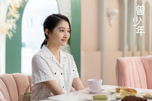 早年關曉彤路人緣不太好呢！主演的《鳳囚凰》、《極光之戀》、《甜蜜暴擊》都被吐槽很慘，讓她擁有不少黑粉，不過近年關曉彤找對戲路，網友對她的好感就漸漸回升了。關曉彤主演的《二十不惑》、《曾少年》、《小巷人家》都獲好評呢！