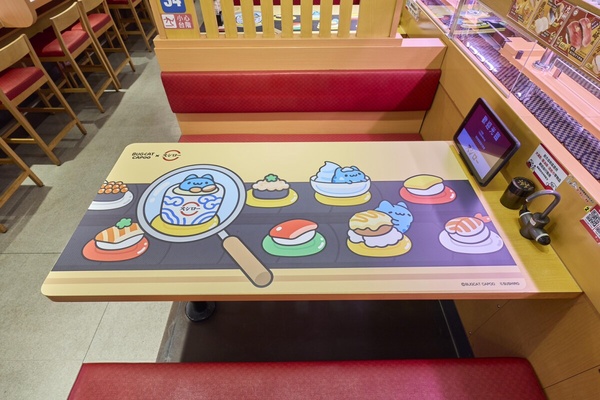 壽司郎×「咖波躲貓貓大戰」登場！周邊、主題店太可愛，聯名餐點贈盲袋鑰匙圈、冷水杯