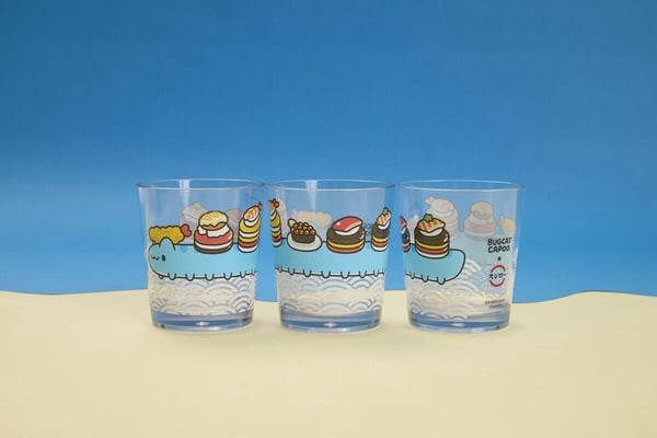 壽司郎×「咖波躲貓貓大戰」登場！周邊、主題店太可愛，聯名餐點贈盲袋鑰匙圈、冷水杯