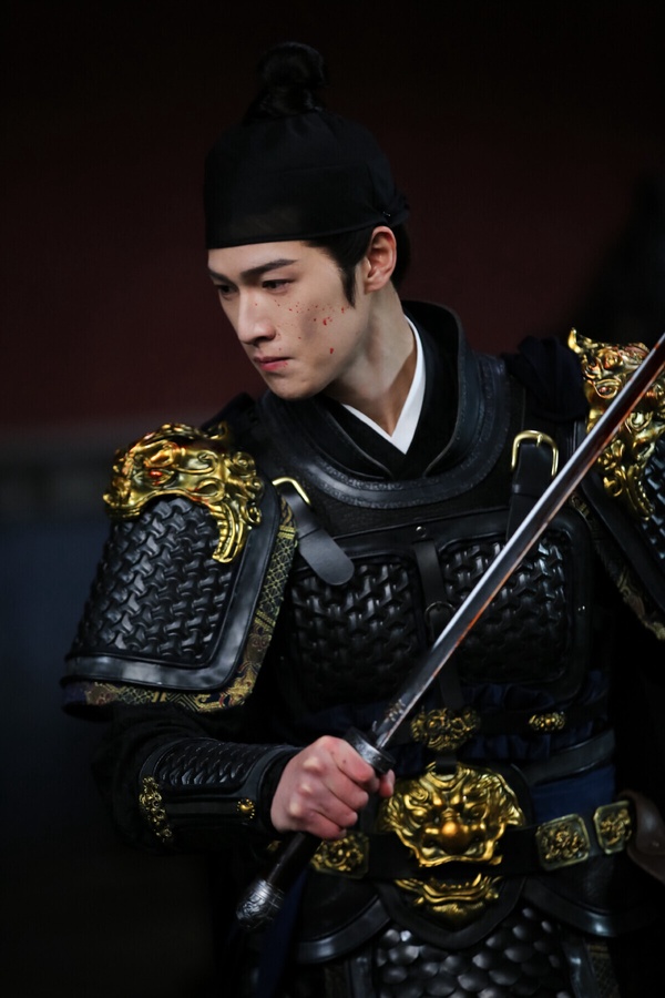李昀銳是憑藉《九重紫》竄紅的古裝美男，他在《九重紫》飾演少年將軍宋墨，劇中有許多經典黑衣造型。宋墨前世家破人亡，一生只為復仇，第二世在重生後的竇昭的幫助下，宋墨改變作法，小心蟄伏，一邊復仇，也與竇昭墜入愛河。